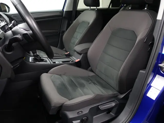 Volkswagen Golf 1.0 TSI R Line+ Aut- 2018 Benzine 22