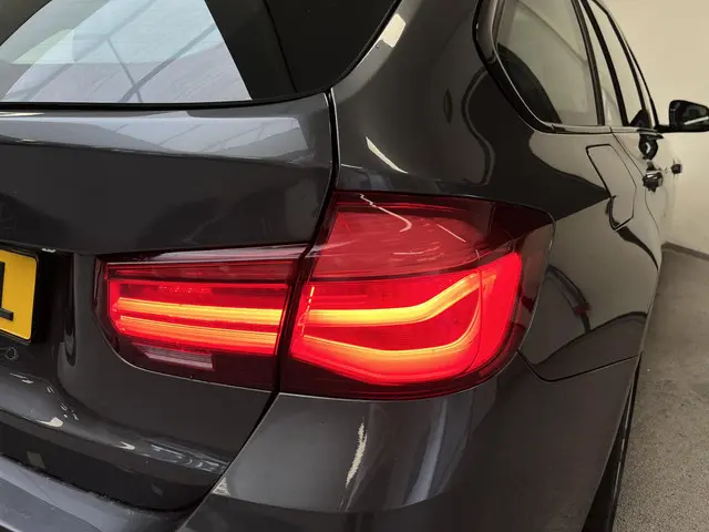 BMW 3 Serie Touring 330i M Sport Edition 2018 Benzine 44