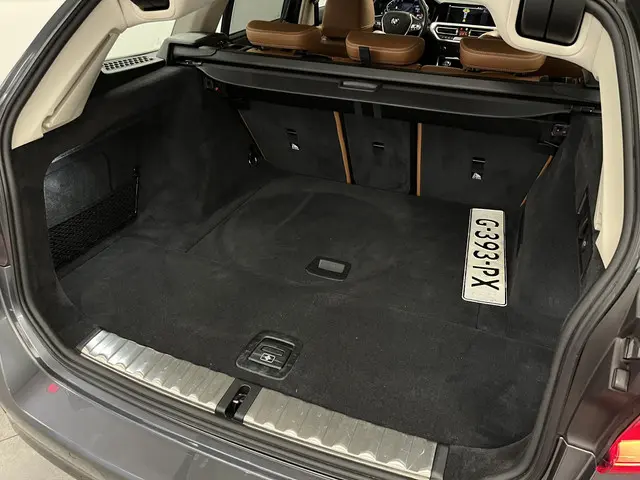 BMW 3 Serie Touring 330i Executive Edition 2019 Benzine 9