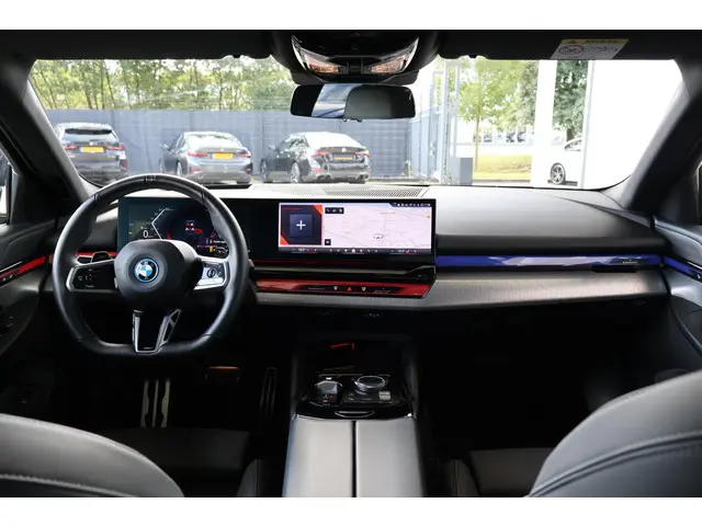 BMW 5 Serie Sedan 550e xDrive 2024 Hybride Benzine 10