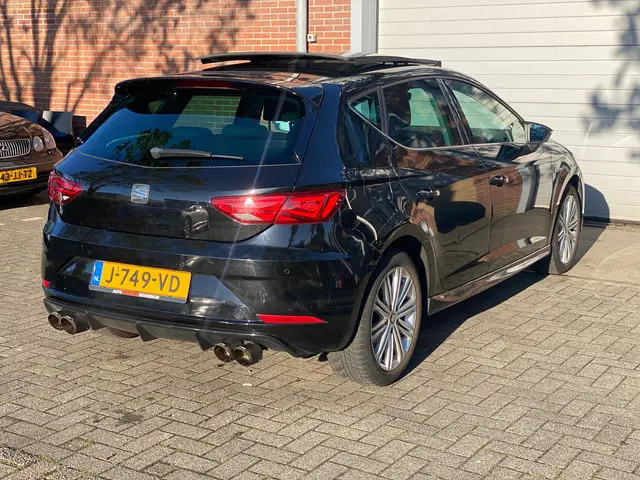 SEAT Leon FR Pano Leder Akrapovic Dynaudio 2018 Benzine 8