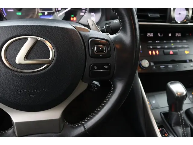 Lexus IS 300h Hybrid Business Line 2018 Hybride Benzine 21