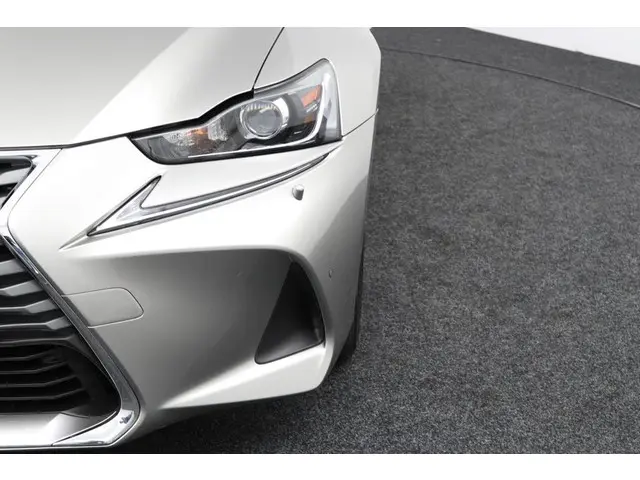 Lexus IS 300h Hybrid Business Line 2017 Hybride Benzine 32