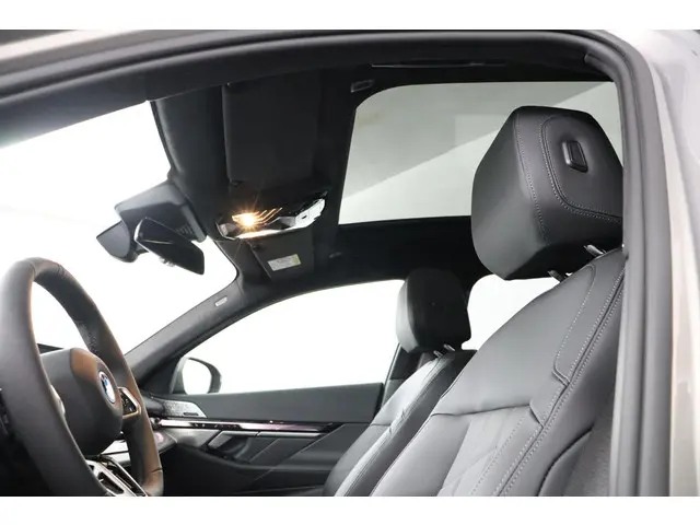 BMW 5 Serie Touring 550e xDrive 2025 Hybride Benzine 32