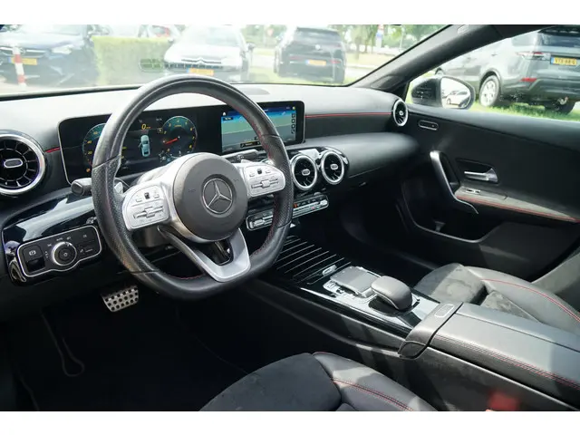 Mercedes-Benz A-Klasse 180 AMG Line 2020 Benzine 4