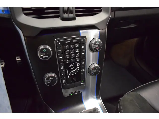 Volvo V40 T3 150pk R-Design 2015 Benzine 28