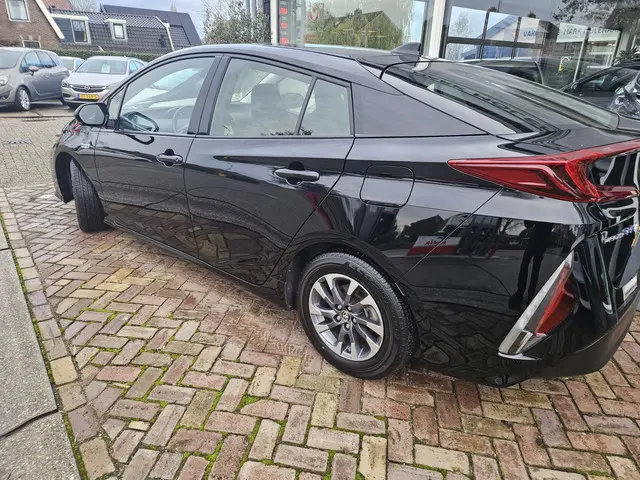 Toyota Prius 1.8 Plug-in Dynamic 2022 Hybride Benzine 6