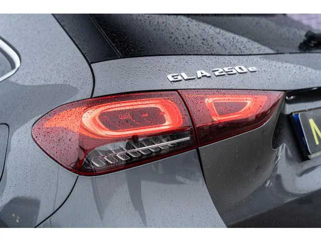 Mercedes-Benz GLA 250 e AMG Line 2021 Hybride Benzine 14