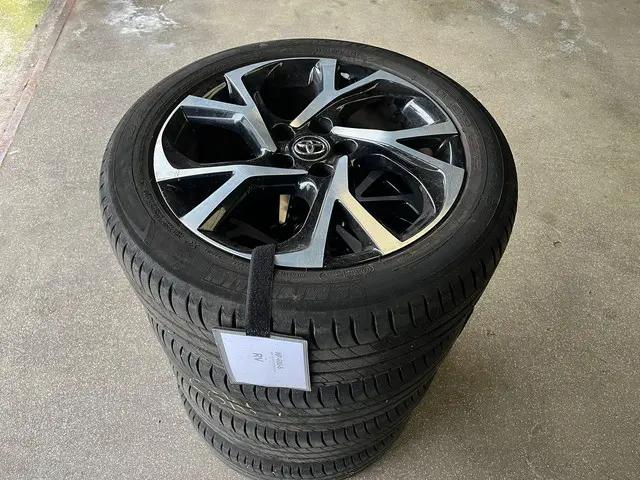 Toyota C-HR 1.8 Hybrid Bi-Tone 2017 Hybride Benzine 37