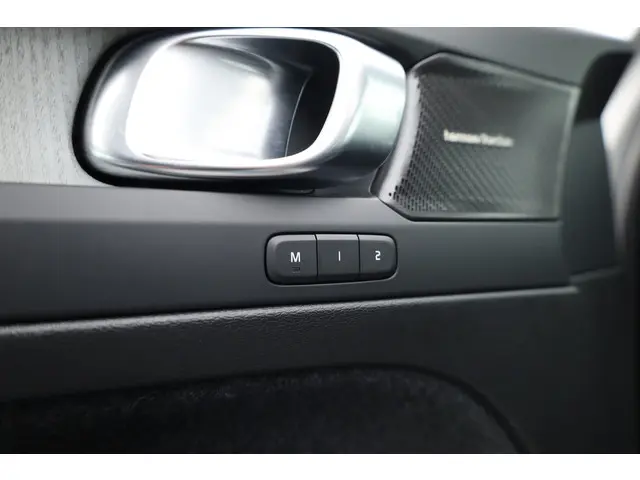 Volvo XC40 2.0 B3 Ultra Dark 2025 Hybride Benzine 9