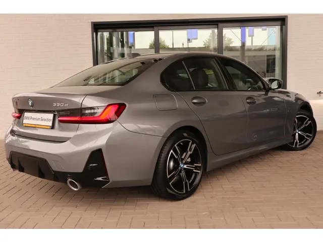 BMW 3 Serie Sedan 330e 2023 Hybride Benzine 3