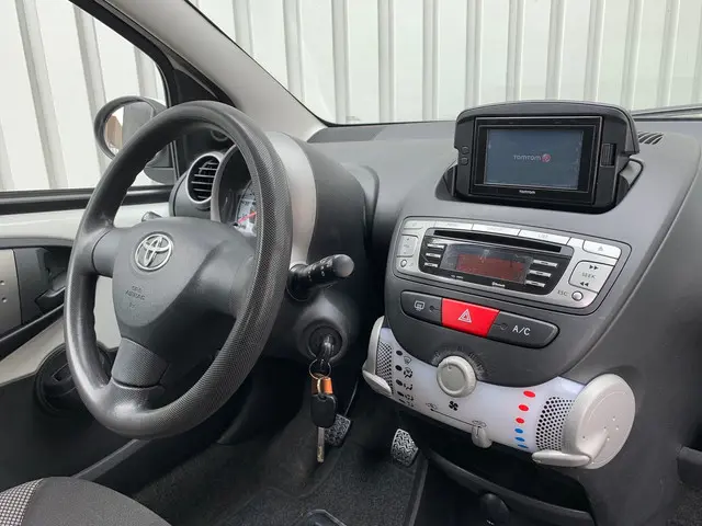 Toyota Aygo 1.0 VVT-i Now|Navigatie|Airco| 2014 Benzine 12