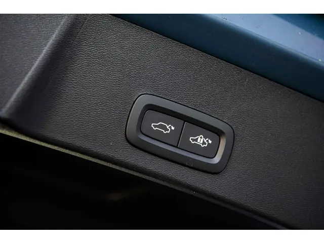 Volvo XC40 2.0 B4 Plus Dark 2025 Benzine 32