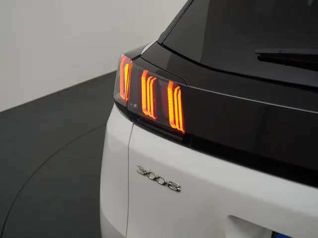 Peugeot 3008 1.6 HYbrid4 300 GT 2022 Hybride Benzine 9