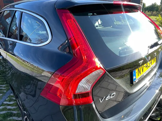 Volvo V60 1.5 T3 Nordic+ R-DESIGN AUTOMAAT 2017 Benzine 10