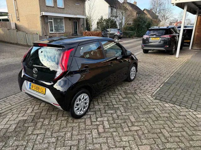 Toyota Aygo 1.0 VVT-i x-play 2021 Benzine 2