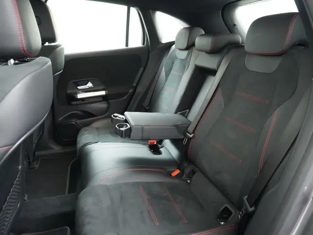 Mercedes-Benz EQA 300 4MATIC AMG Line 2023 Elektrisch 16