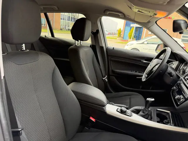 BMW 1 Serie 118i Executive 2018 Benzine 13