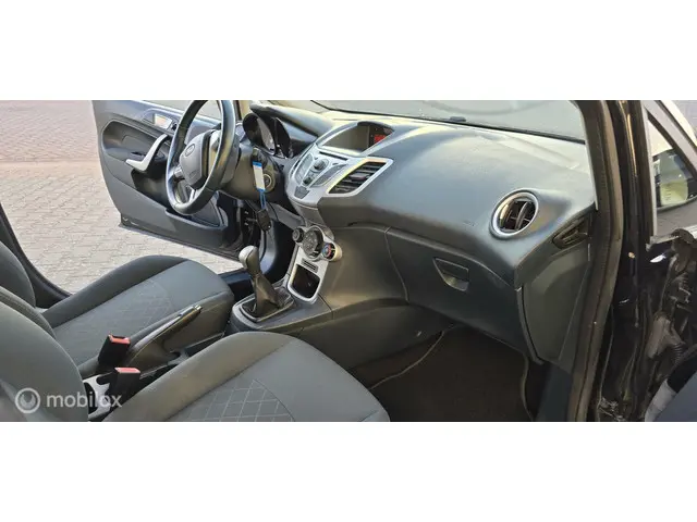 Ford Fiesta 1.25 zeer nette auto 2013 Benzine 18