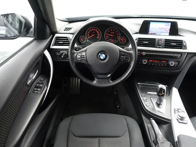 BMW 3 Serie 328i 245pk High Executive Aut- 2012 Benzine 6
