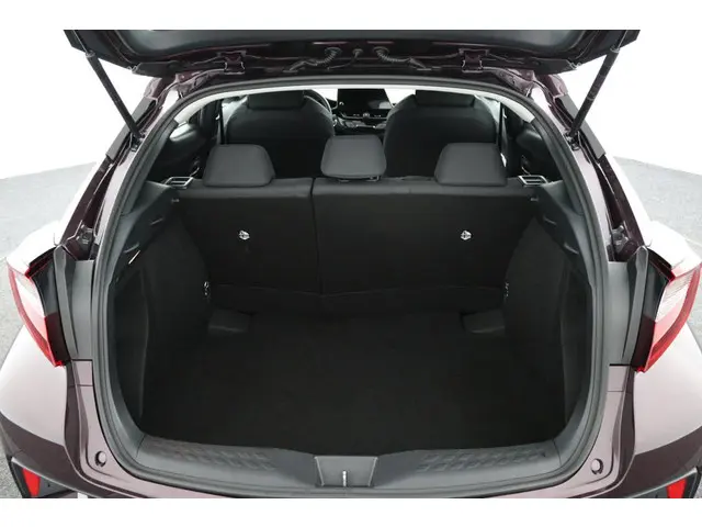 Toyota C-HR 1.8 Hybrid Dynamic 2023 Hybride Benzine 23