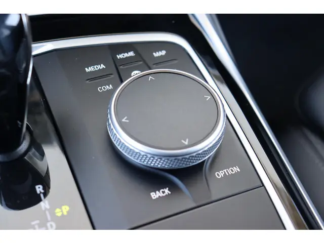 BMW 3 Serie Touring 320i Executive Edition 2020 Benzine 31