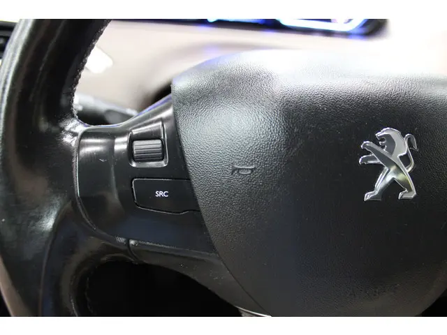 Peugeot 2008 1.2 VTi Allure 2013 Benzine 16