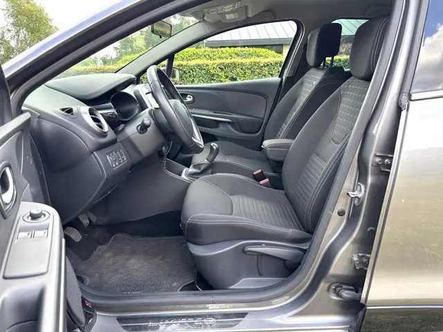 Renault Clio Your Classic Car SOLD. 2016 Benzine 2