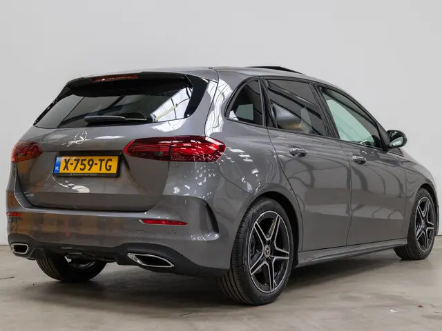 Mercedes-Benz B-Klasse 180 AMG Line 2024 Benzine 2