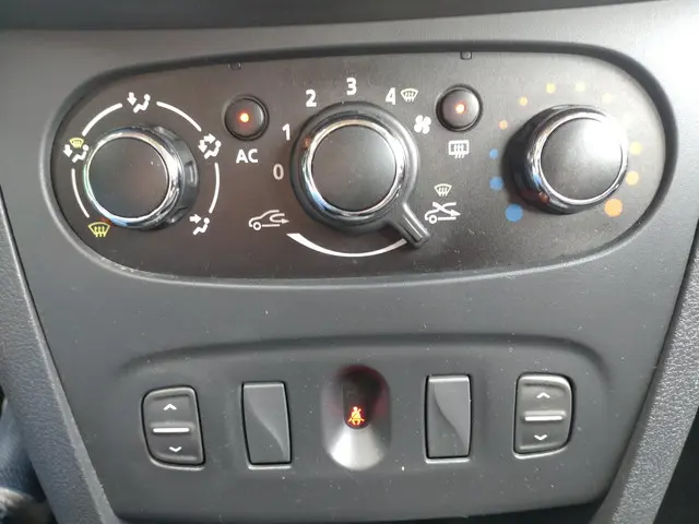 Dacia Logan MCV 0.9 TCe Lauréate 2015 Benzine 13