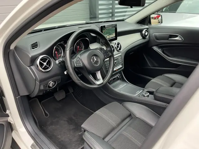 Mercedes-Benz GLA 200 Premium AUTOMAAT/XENON 2017 Benzine 6