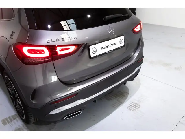 Mercedes-Benz GLA 250 e AMG Line 2021 Hybride Benzine 14