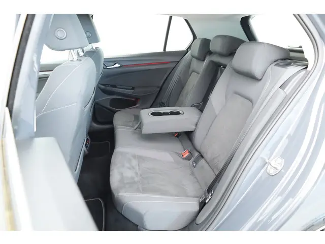 Volkswagen Golf 1.5 eTSI Style DSG 2020 Benzine 35