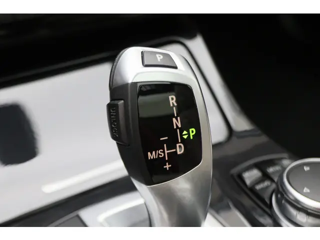 BMW 5 Serie Touring 535i Luxury Edition 2016 Benzine 57