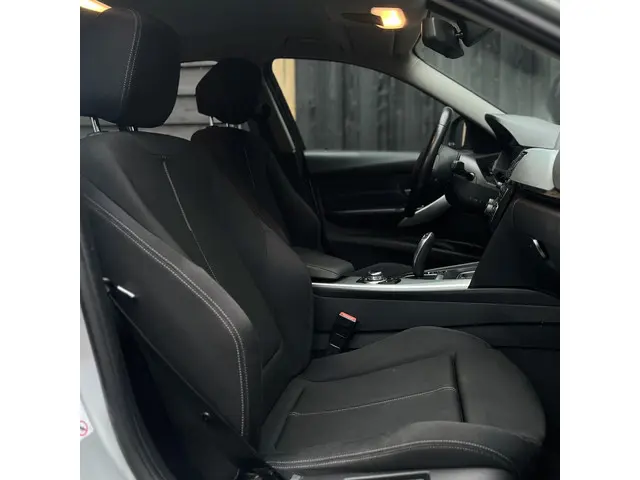 BMW 3 Serie 320i Business 2013 Benzine 22