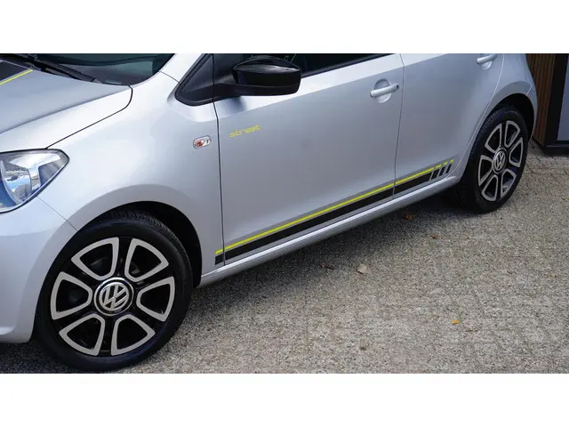 Volkswagen up! 1.0 75pk 5Drs Street Up! 2015 Benzine 42