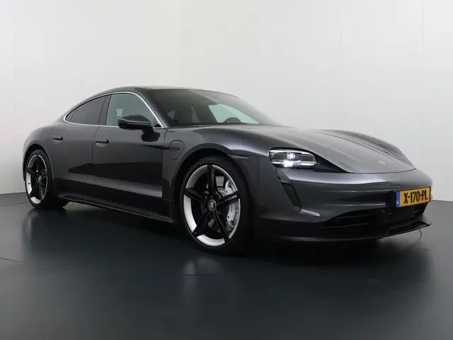 Porsche Taycan 3