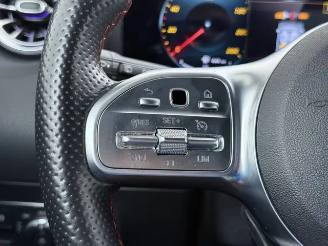 Mercedes-Benz GLA 180 AMG line 2021 Benzine 24