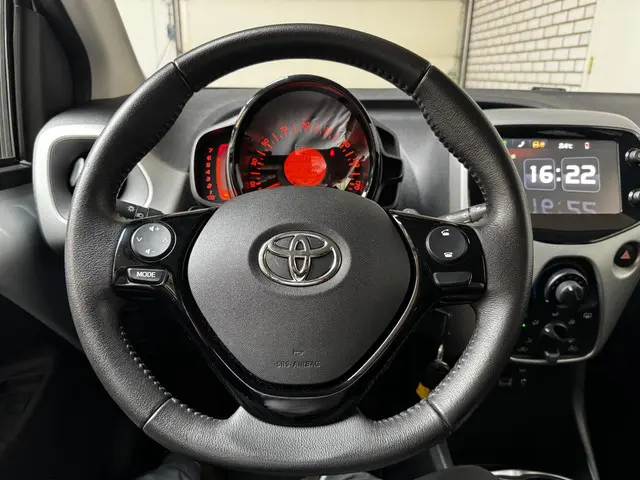 Toyota Aygo 1.0 VVT-i x-play automaat 2017 Benzine 18