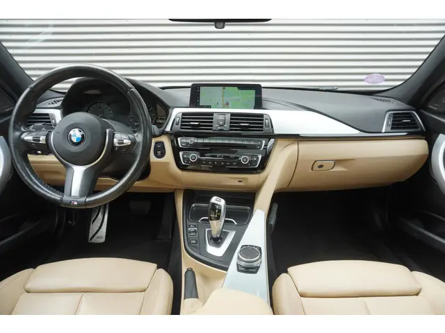 BMW 3 Serie Touring 320i 2018 Benzine 21
