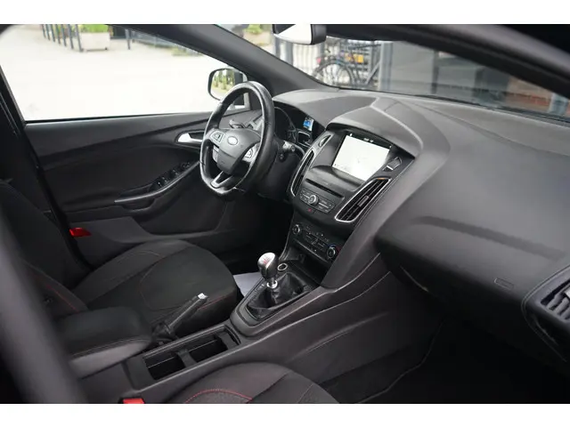 Ford Focus Wagon 1.0 St-line 2018 Benzine 12