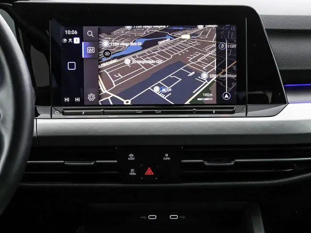 Volkswagen Golf 1.0 eTSI 110pk DSG Life 2024 Benzine 19