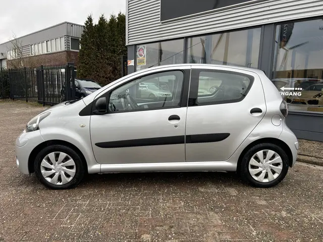 Toyota Aygo 1.0 VVT-i Now 2014 Benzine 2