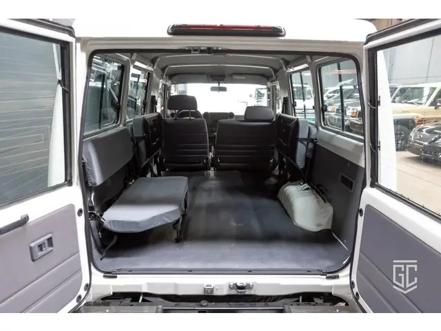 Toyota Land Cruiser GRJ78 M/T 2024 Benzine 13