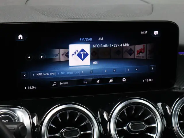 Mercedes-Benz 200-klasse GLB AMG Line 2023 Benzine 26