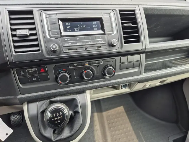 Volkswagen Transporter 2.0 TDI L2H1 2017 Diesel 10
