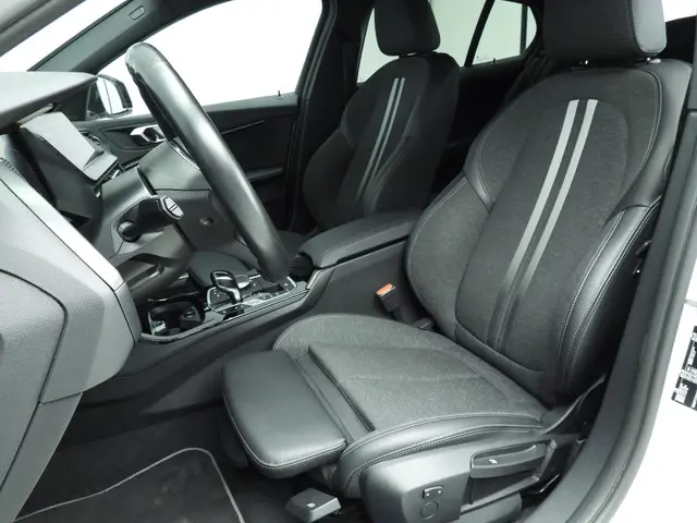 BMW 1 Serie 5-deurs 118i 2021 Benzine 7