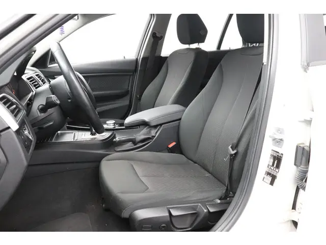 BMW 3 Serie Touring 320i Executive 2018 Benzine 11