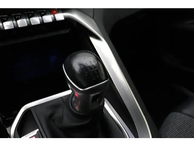 Peugeot 3008 1.2 PureTech Allure 2019 Benzine 24