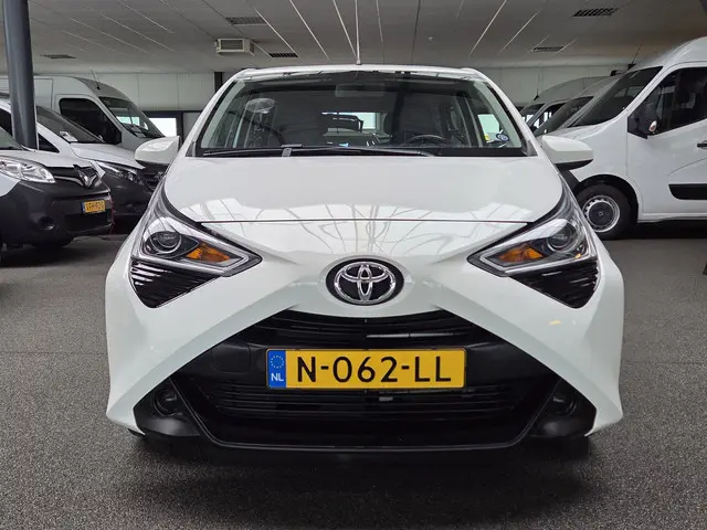 Toyota Aygo 1.0 VVT-i x-play 2021 Benzine 8